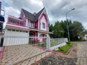 Villa kota bunga puncak bogor 4 BR Fasilitas Lengkap Free AC